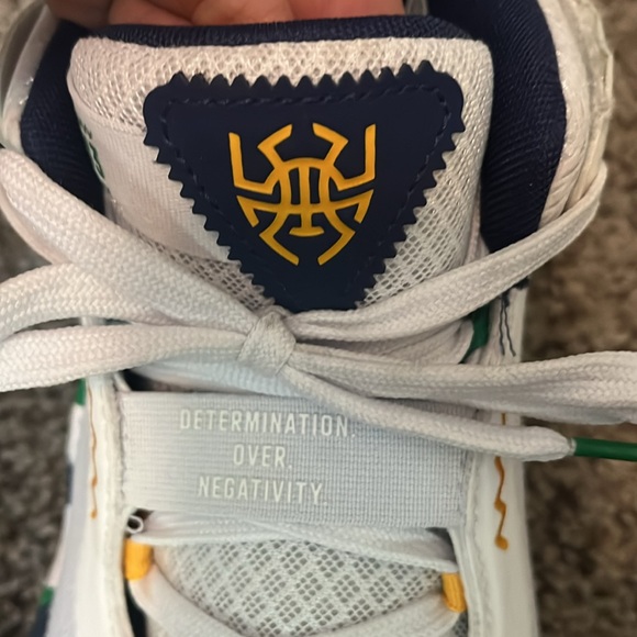 Limited addition Don Issue 3 Donavan Mitchell Adidas US 11 EUC - Picture 4 of 11